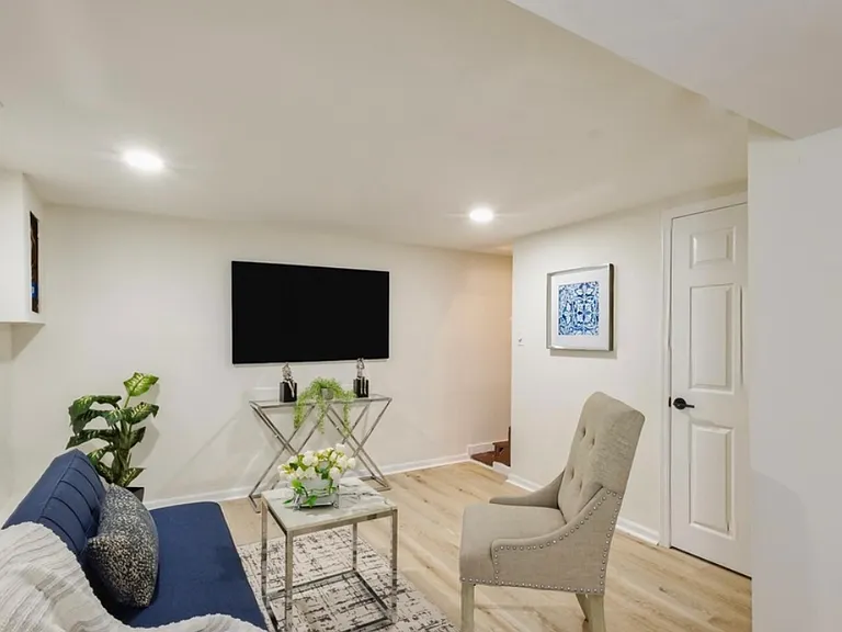 521 N Read Ave — Photo 1