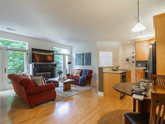 2nd image of 1515 N Van Buren St APT 206