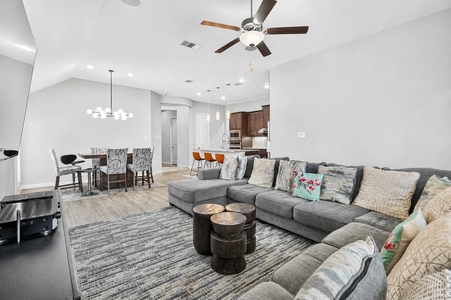 4 bed, 2191 sqft, $3,300 — Photo 2