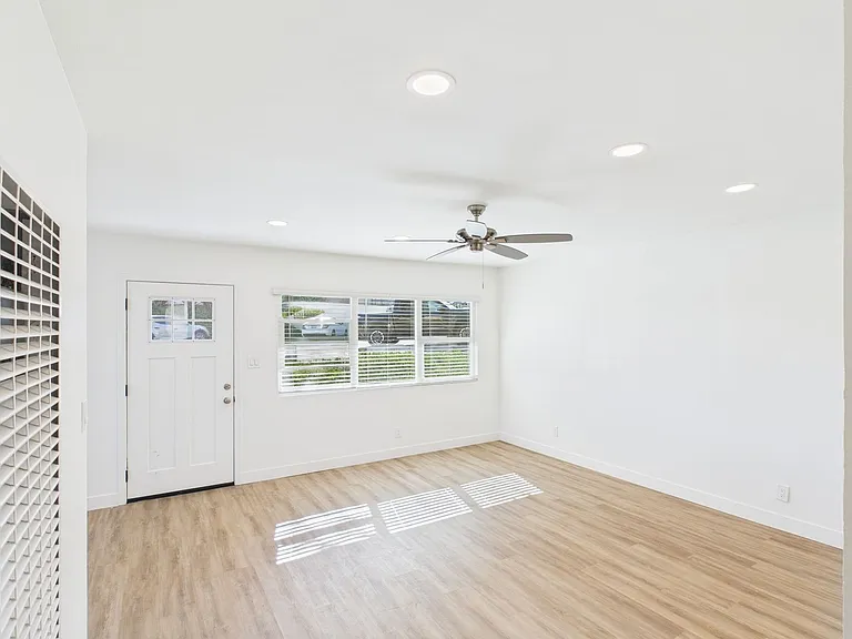 330 W I St — Photo 19