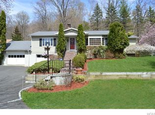 8 Acacia Dr, Mahopac, NY 10541
