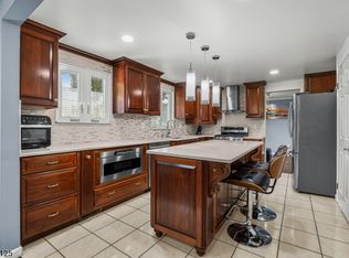 907 Mer Edin Burg Rd, Trenton, NJ 08690
