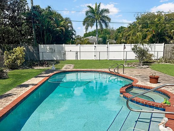 3rd image of 1205 N Palmway