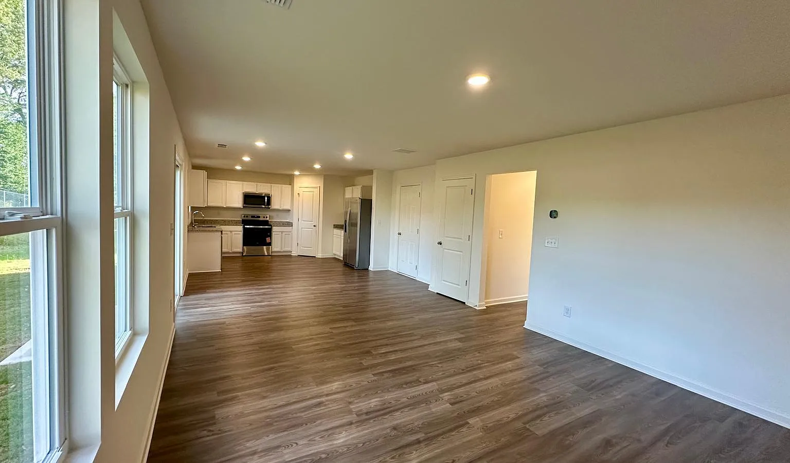 4 bed, 2100 sqft, $2,195 — Photo 3