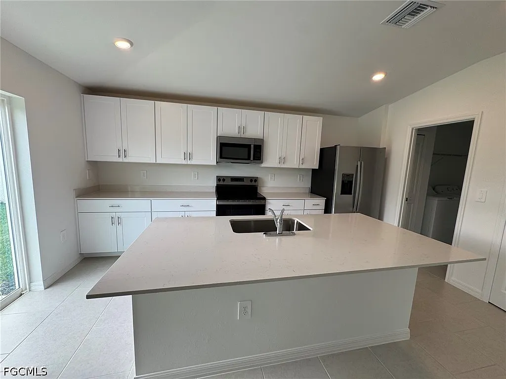 3 bed, 2.0 bath, 1487 sqft, $1,999 — Photo 2