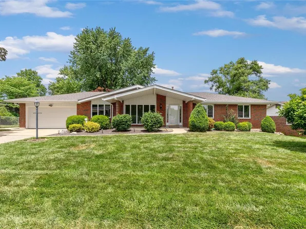 705 Hathaway Ln, Saint Charles, MO 63301