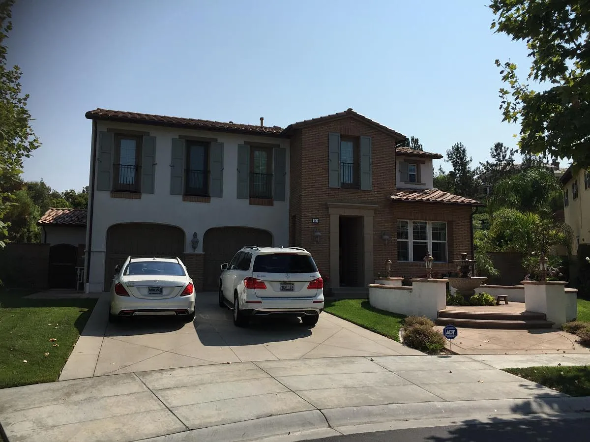 5 bed, 5.5 bath, 4861 sqft, $9,900 — Photo 1