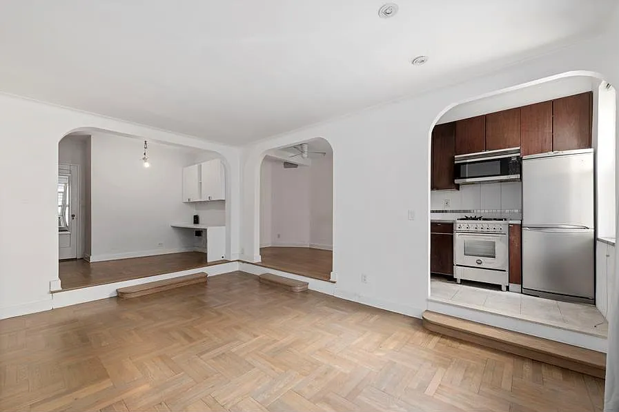 210 West 19th Street — Photo 2