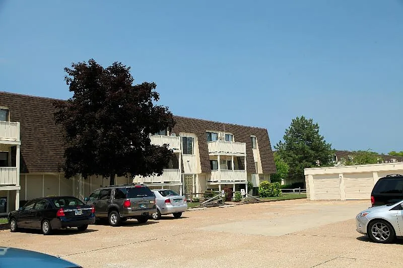 Oak Hills West Apartments — Photo 4