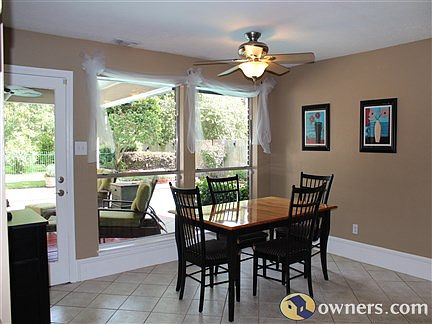 Breakfast Area - kItchen wIth vIews of back yard pool area