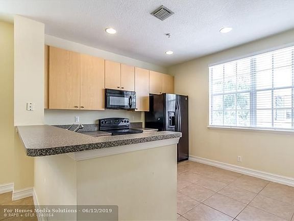 5th image of 428 NE 2nd Ave #2