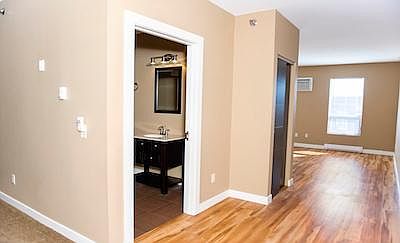 4th image of 711 Np Ave N #1408