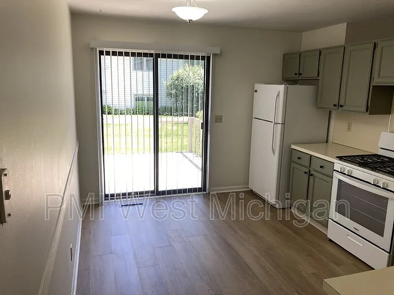 3 bed, 2.0 bath, 933 sqft, $1,950 — Photo 4