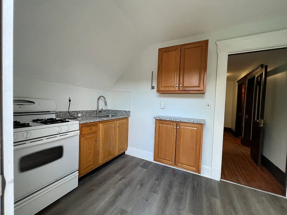 739 Whitney Ave #3