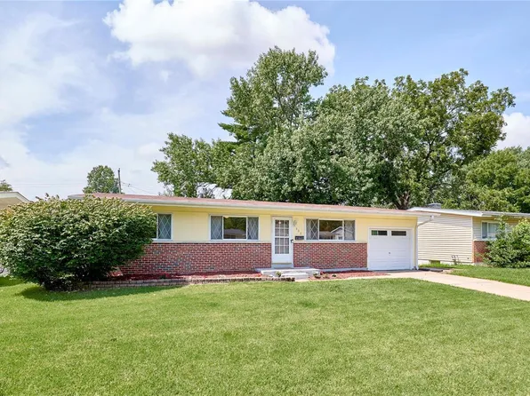 880 Bellarmine Ln, Florissant, MO 63031