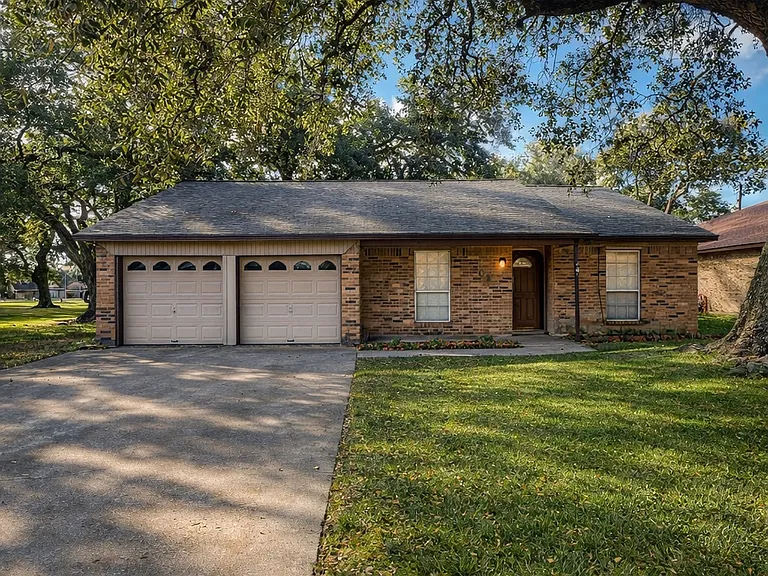 301 Forest Oaks Ln — Photo 1