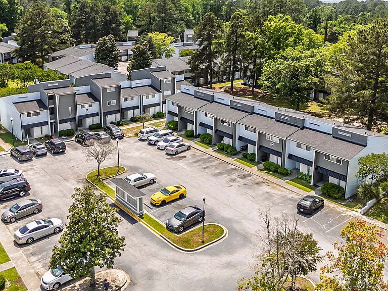 Colonial Pointe Apartments — Photo 37