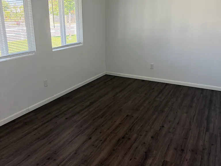 10707 Enger St — Photo 2