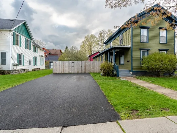 16 Montgomery St, Hamilton, NY 13346