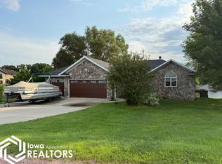 11 Oak Lake Dr, Algona, IA 50511