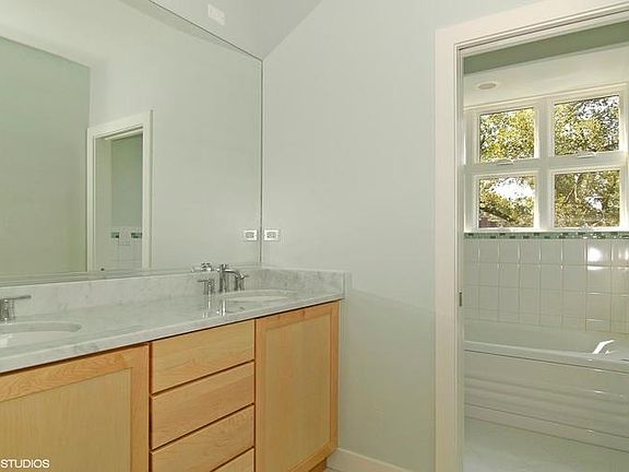 3rd image of 7209 N Oakley Ave