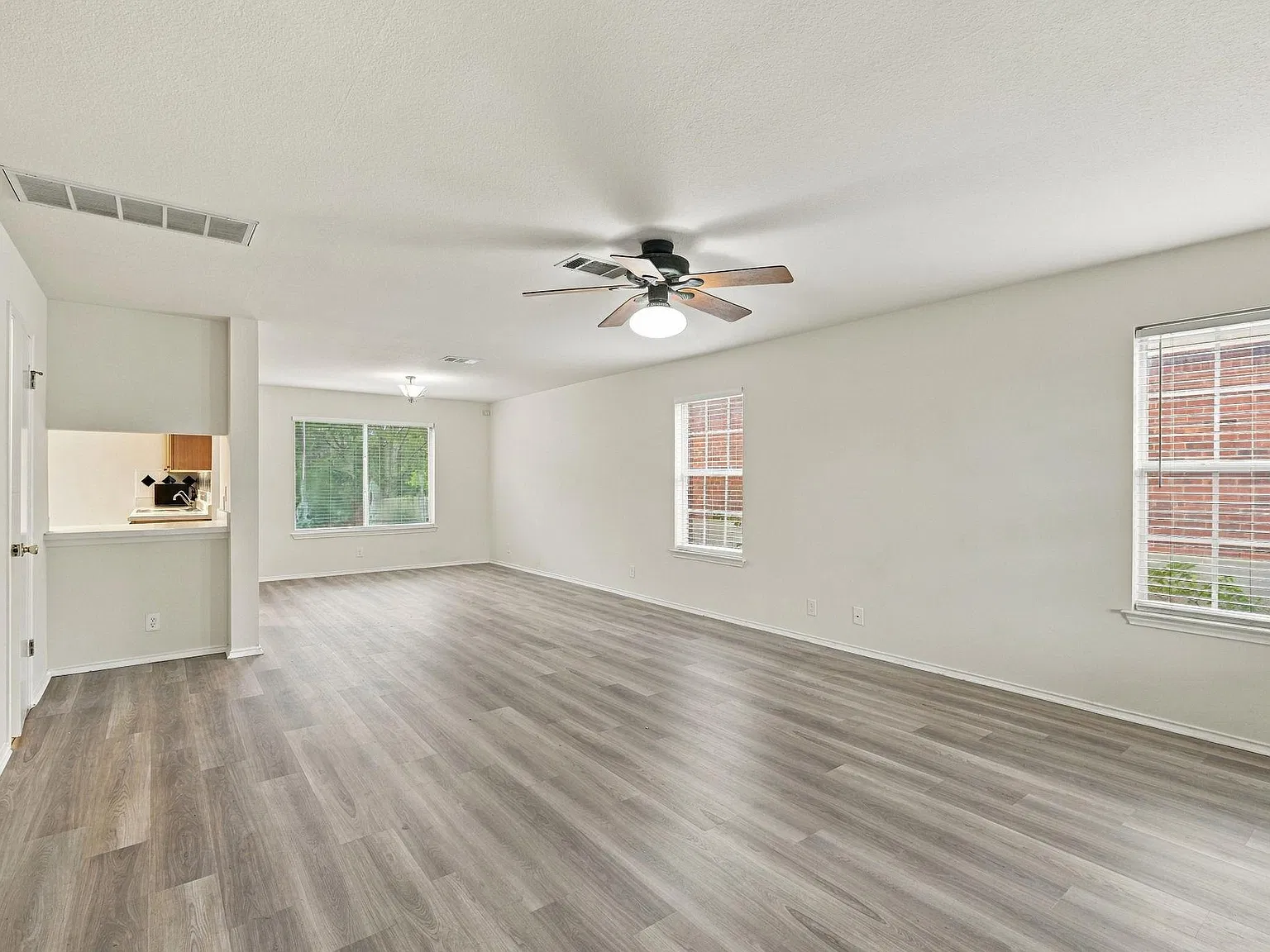 3 bed, 2.5 bath, 2222 sqft, $2,150 — Photo 3