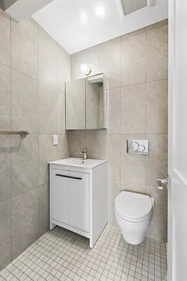 Sold by Thomas Lipovetsky, LREB | media 7