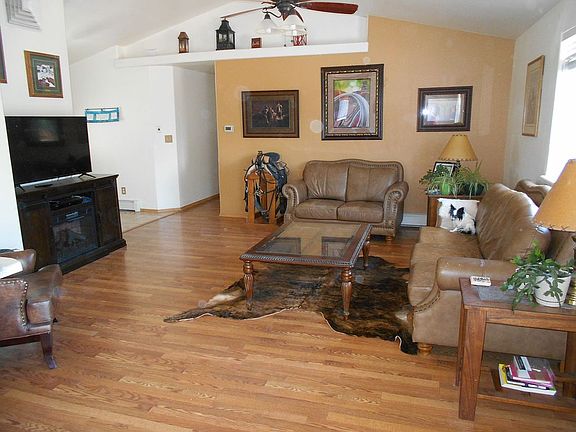 Livingroom approx 14'8"x20'