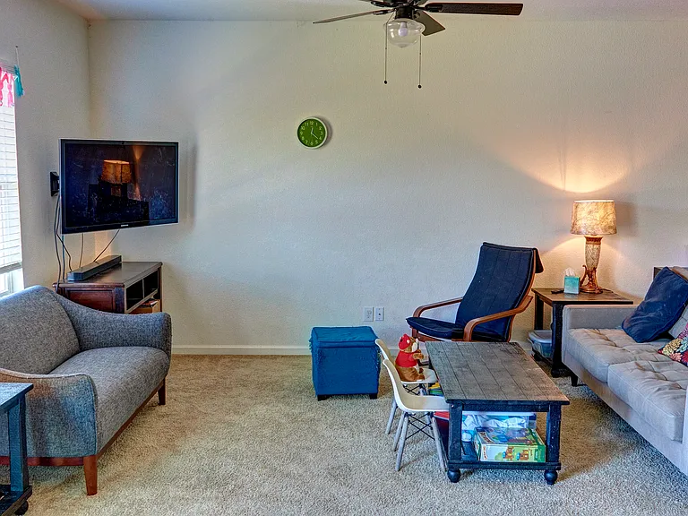 741 Windsor Ct — Photo 5