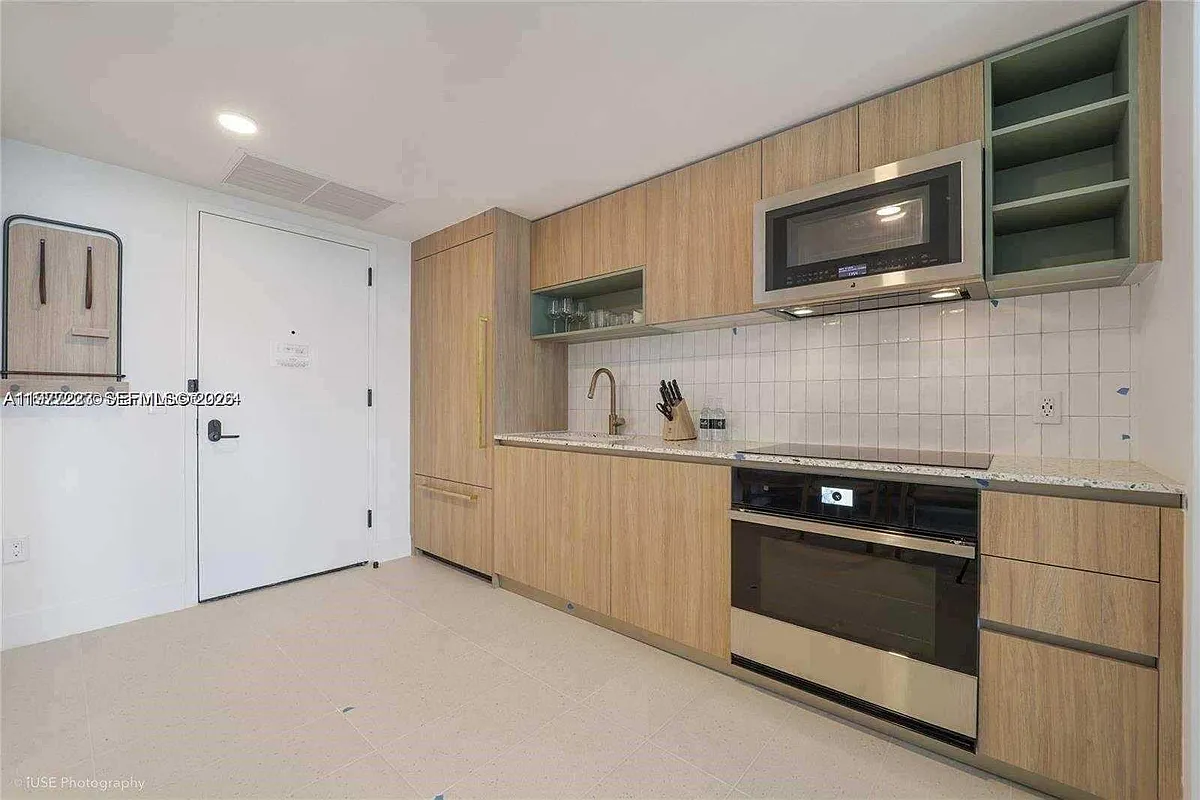 Building Photo - 159 NE 6th St #4113