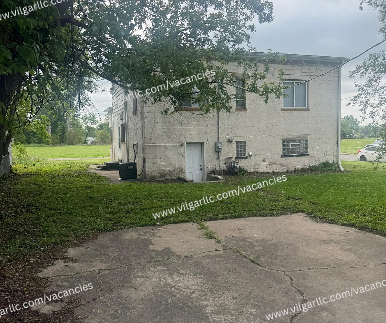 Newly Renovated 4 Bedroom 2- Bathroom 3 story Home — Photo 4