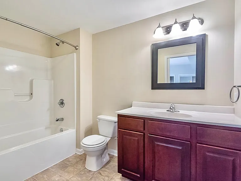 Tenth & College Horizons Apartments — Photo 14