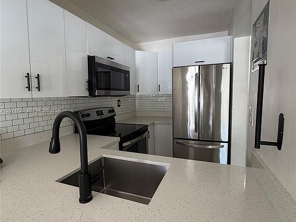 4th image of 755 SW 6th St APT 6