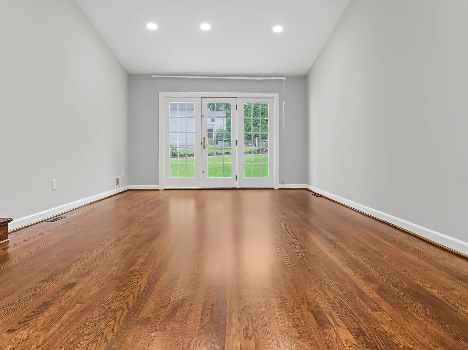 5 bed, 3.5 bath, 2028 sqft, $4,500 — Photo 2