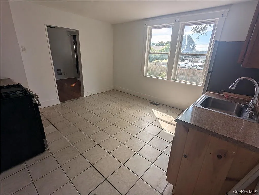 4 bed, 1.0 bath, 1184 sqft, $2,200 — Photo 4