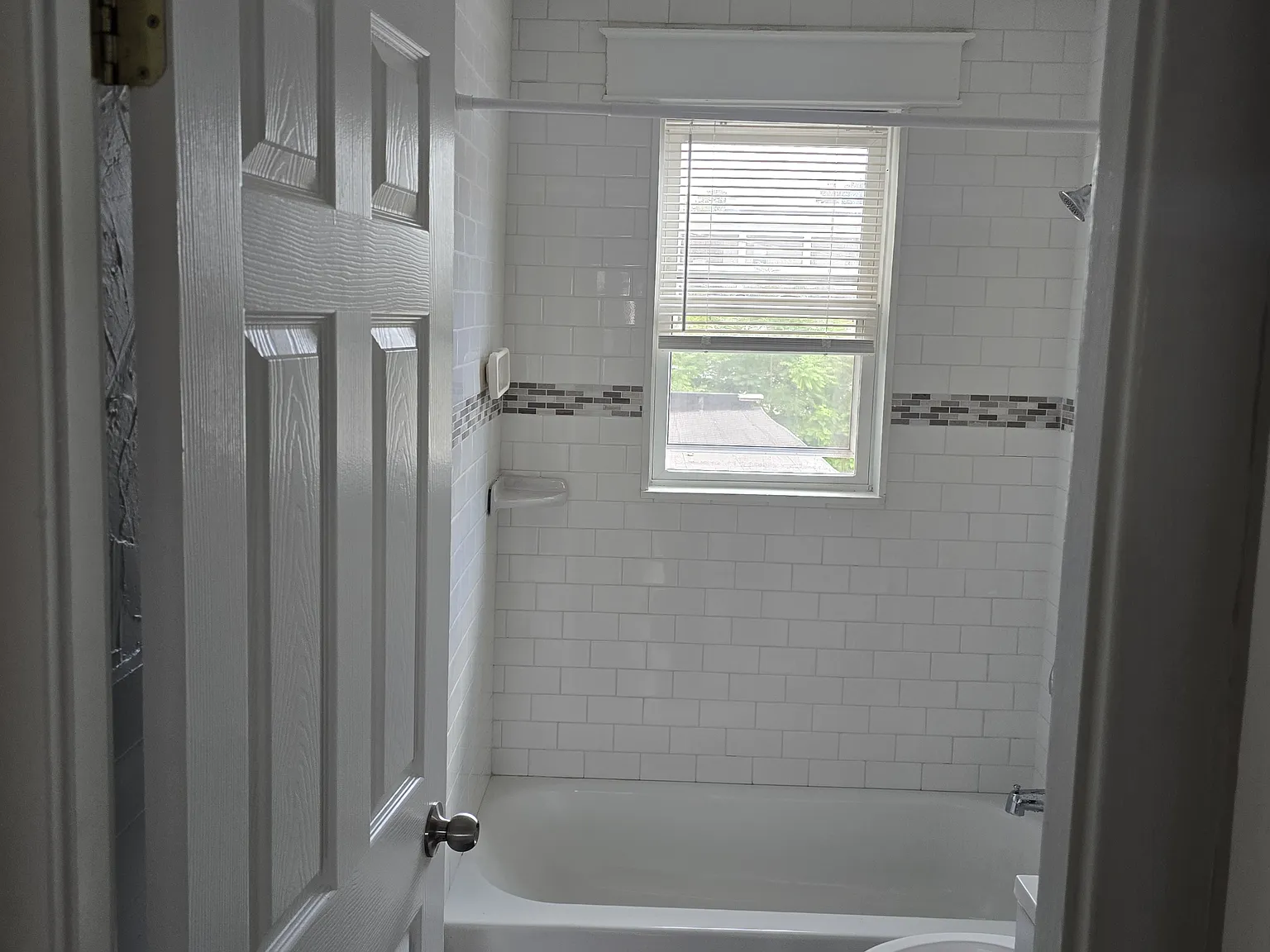 2 bed, 1.5 bath, 900 sqft, $1,800 — Photo 2