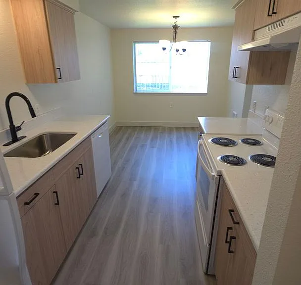 Winfou06-Columbia Village Apartments — Photo 7