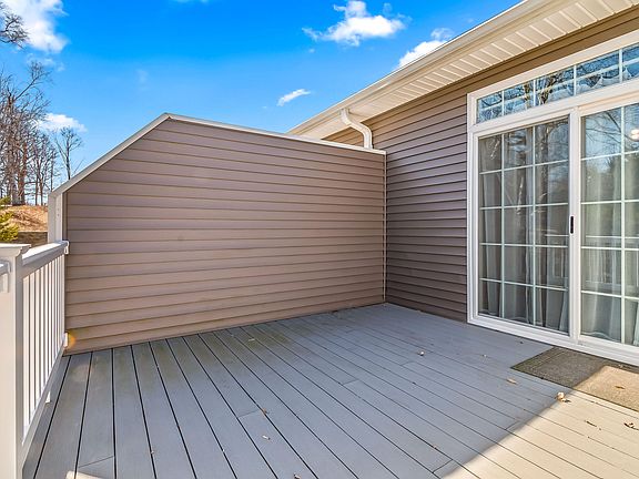 5th image of 25 Hillsdale Commons Dr
