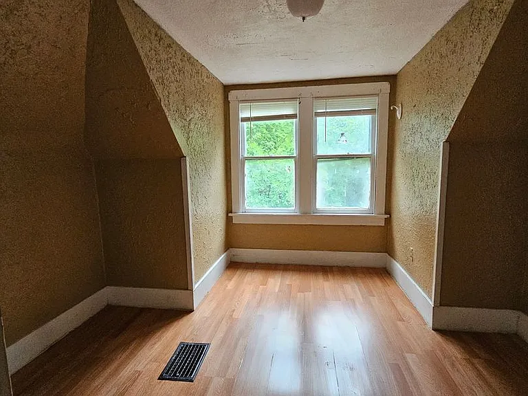 1812 NE Monroe St — Photo 12