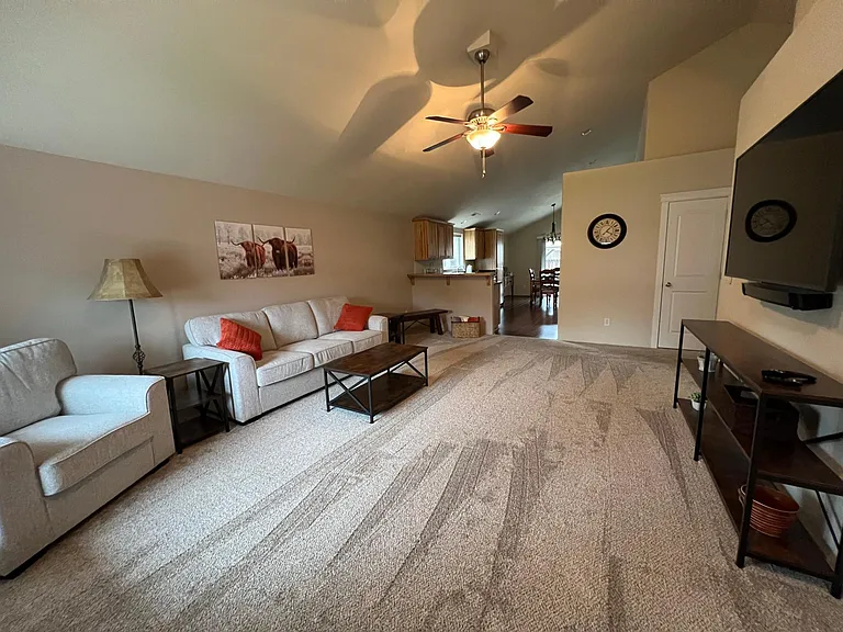 1060 Compton Way — Photo 2