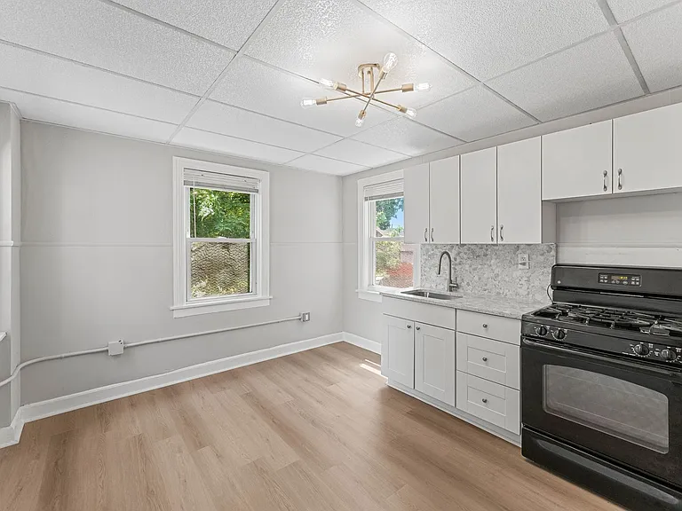 858 Market St — Photo 7