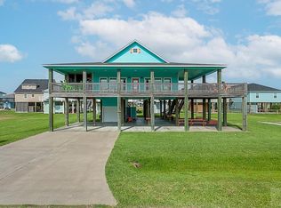 964 Pelican Ln, Crystal Beach, TX 77650