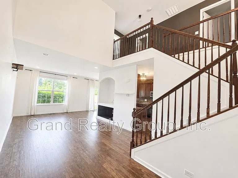 376 S Jade Ln — Photo 2