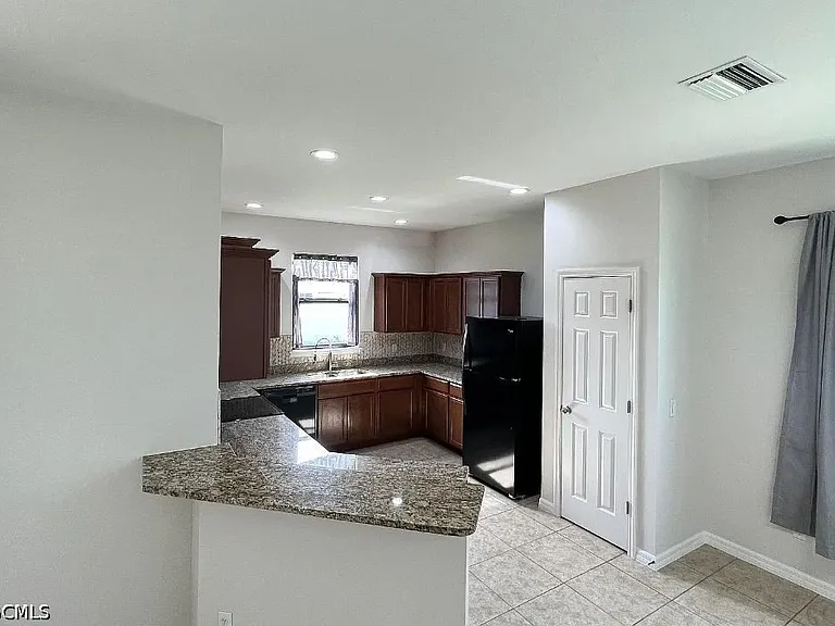 511 NE 19th Place Cpe — Photo 3