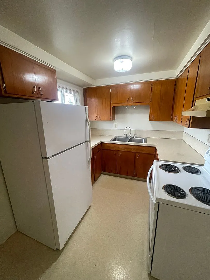 Large 2 Bedroom over looking the Golf Course! — Photo 2