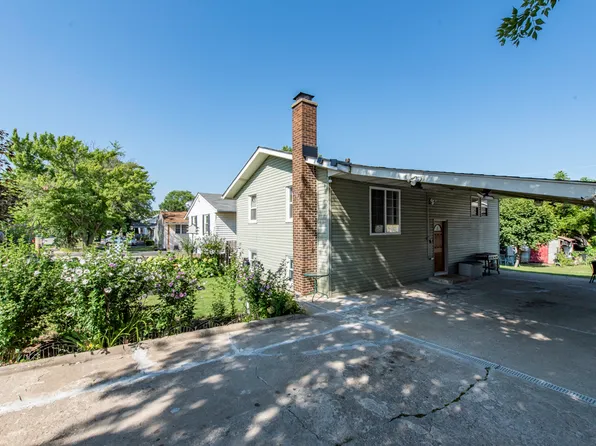 13 N Pioneer Rd, Waukegan, IL 60085