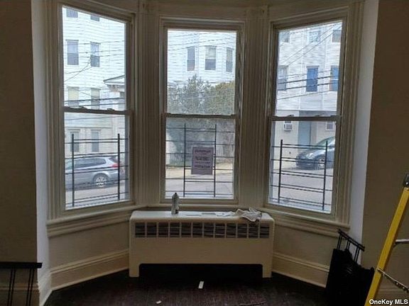 3rd image of 98 Ash St Floor 1