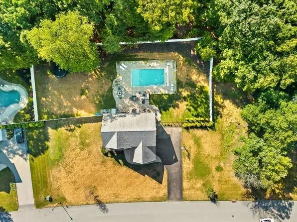 16 Coach Rd, Plainville, MA 02762