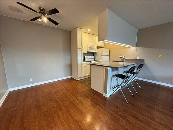 3rd image of 910 Duncan Ln APT 43
