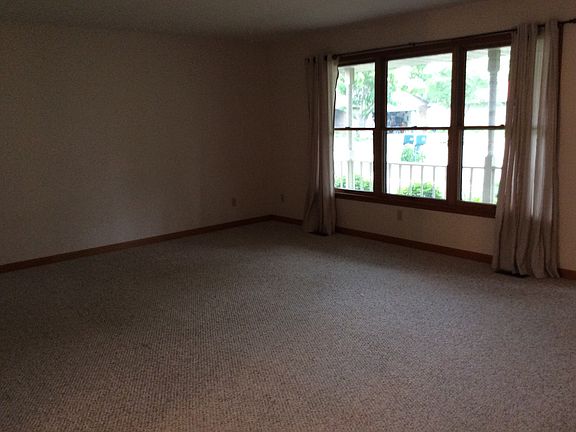 2nd image of 425 Hedge Ct W